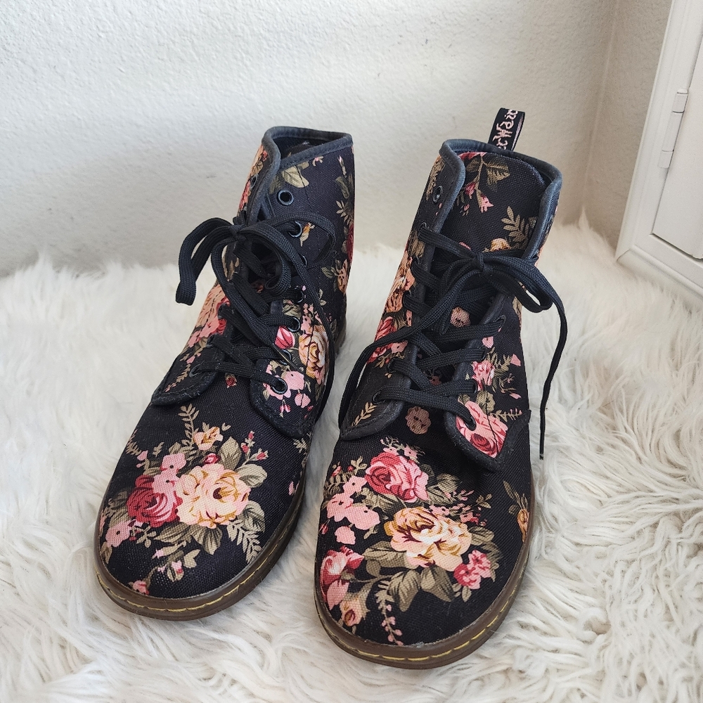 DR. MARTENS VICTORIAN FLORAL PATTERN LACE UP ANKLE BOOTS SIZE 10 - Picture 14 of 16